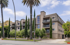 439 N Doheny Dr 204