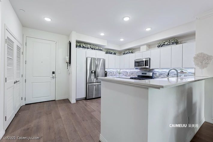 5253 Vantage Ave 202