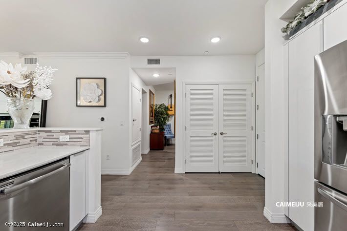 5253 Vantage Ave 202