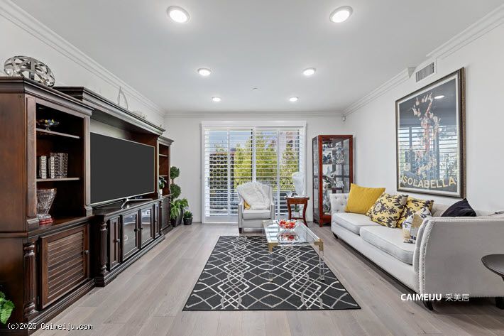 5253 Vantage Ave 202