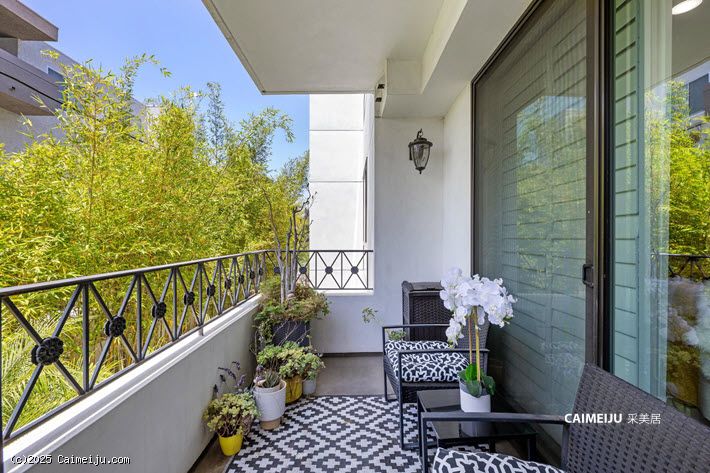 5253 Vantage Ave 202