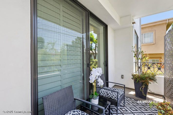 5253 Vantage Ave 202