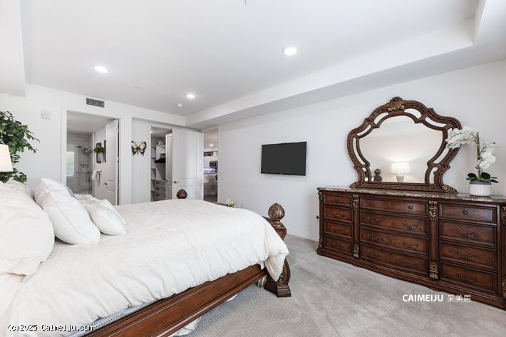 5253 Vantage Ave 202