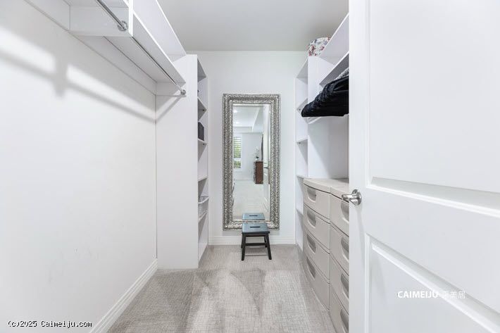 5253 Vantage Ave 202