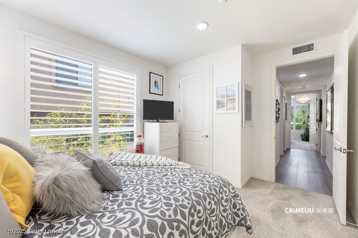 5253 Vantage Ave 202