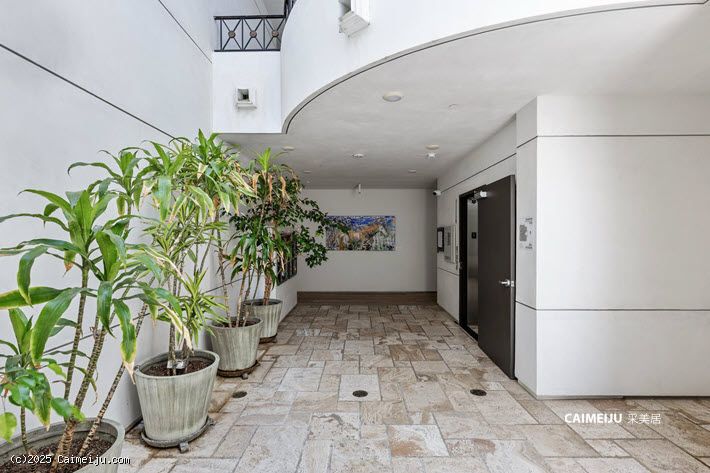 5253 Vantage Ave 202