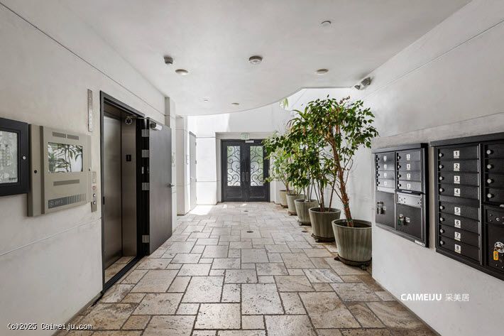 5253 Vantage Ave 202